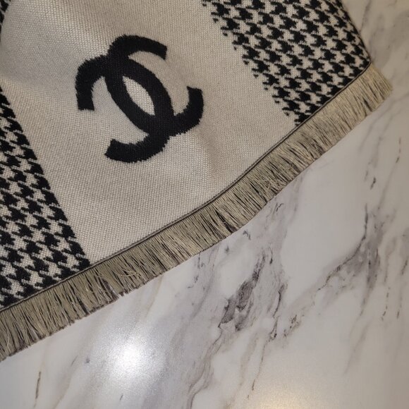 CHANEL reversible scarf - Picture 2 of 3